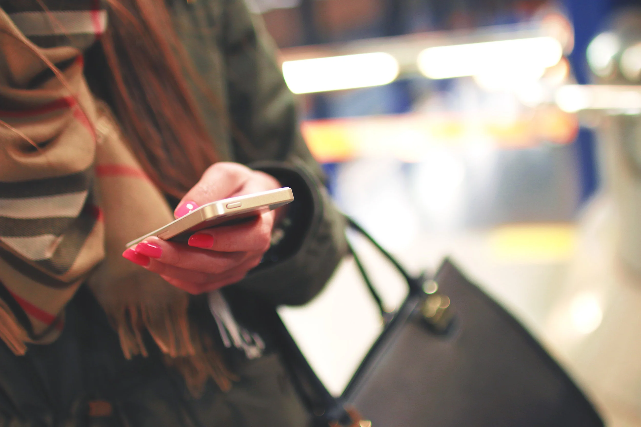 2017-02-02-1486042104-6279807-fashionpersonwomanhand-thumb.jpg