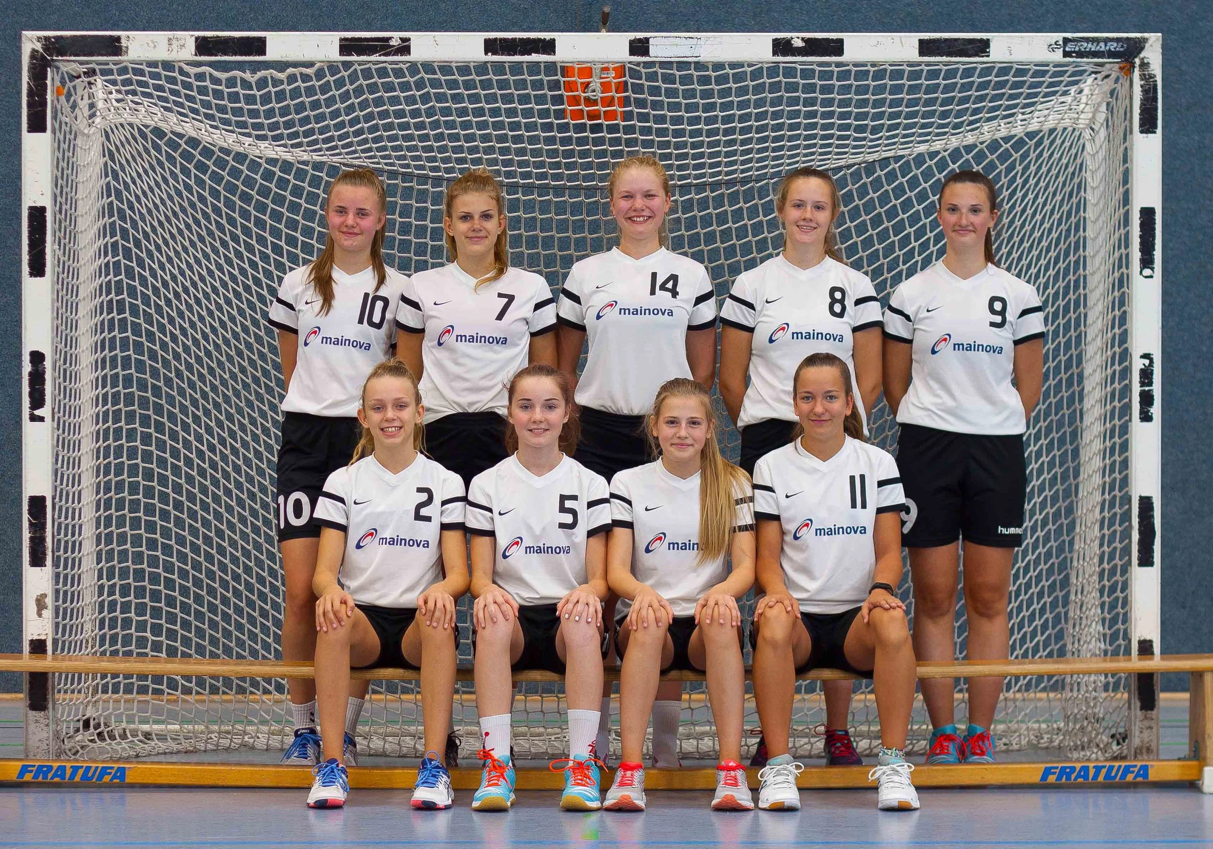 Der Kader (hinten v.l.): Celia Germer, Leonie Lücke, Lea Marie Zettl, Sarah Klinger, Kimberly Bausch; (vorne): Lara Lücke, Sophie Müller, Merle Ruwisch, Lena Schäfer; Es fehlen: Amina Sabra und Maki Ito.