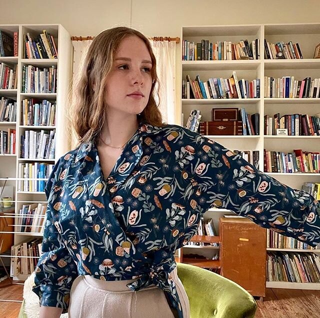The very clever @obscure_lizard has used a vintage Vogue sewing pattern #vogue5222 to make this gorgeous dolman sleeve blouse using my Bushland Beauties fabric. Spotlight currently have a VIP sale on this range. #dolmansleeve #vintagevoguepattern @sp