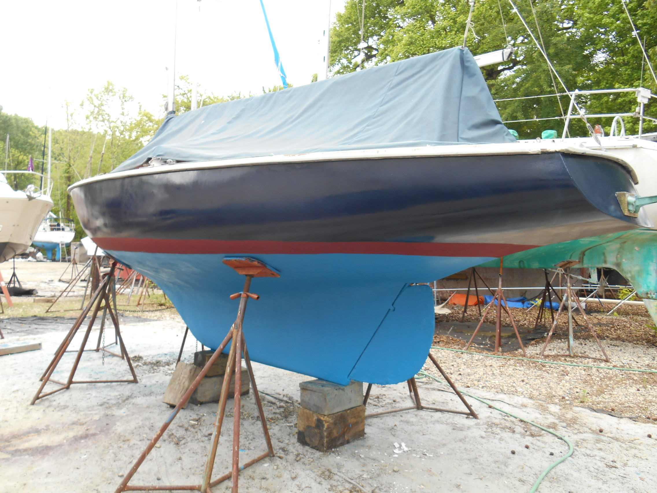 Three days of hard work - scraping, painting ..ready to go back in the water ... the red deep waterline paint is hard copper for the Chesapeake water which leaves iron stains on the waterline ... new antifouling looks gaudy!