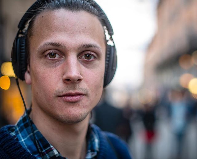 Anyone still out there? Hi!
.
Remember this guy from 2015? He was skateboarding down G&ouml;tgatan in Stockholm, listening to War on Drugs. Super nice guy, too.