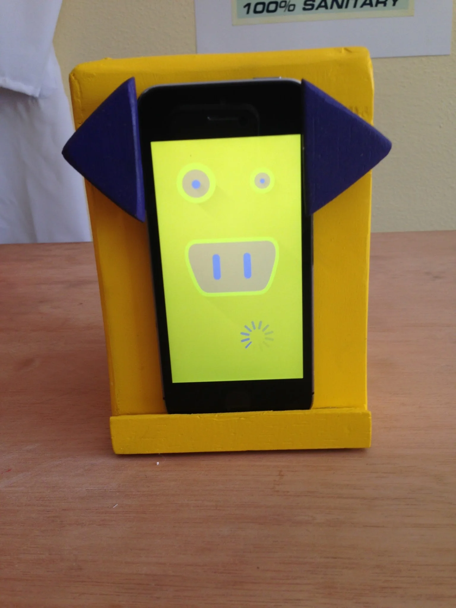 O primeiro protótipo um pouco melhor acabado. Nele as orelhas abrem e fecham segurando o celular no lugar.