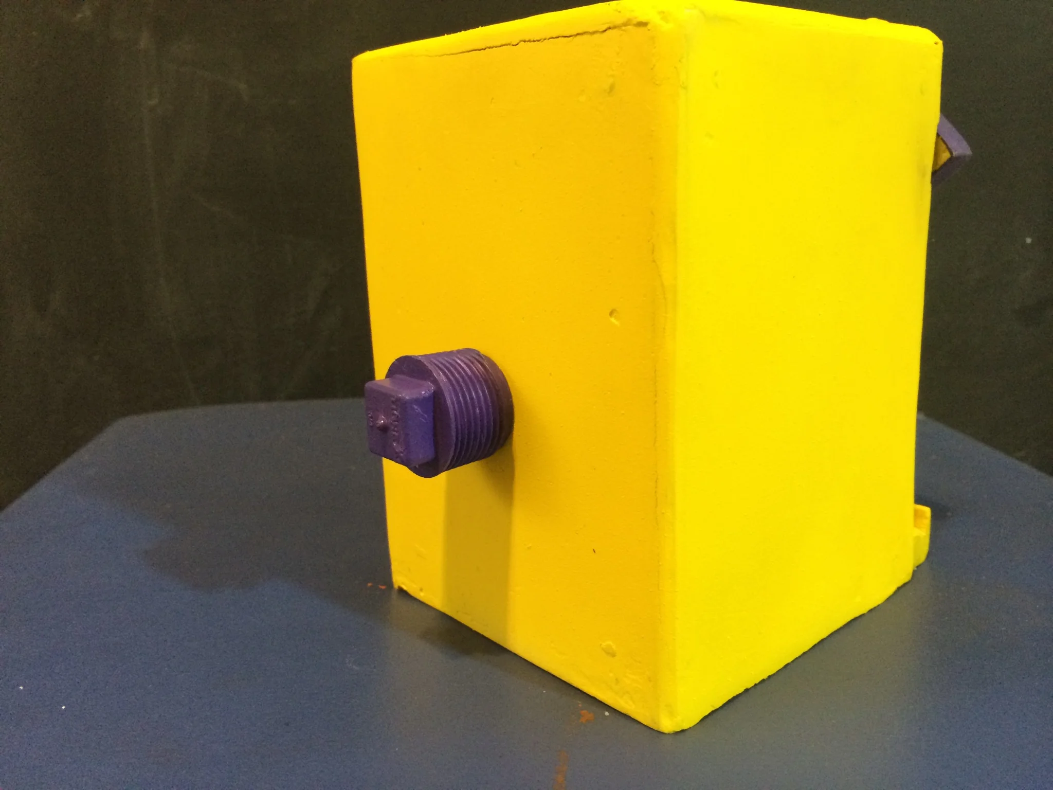 O rabo, é a saída para a energia. Aqui está bem rudimentar, mas dá pra ter uma ideia.&nbsp;