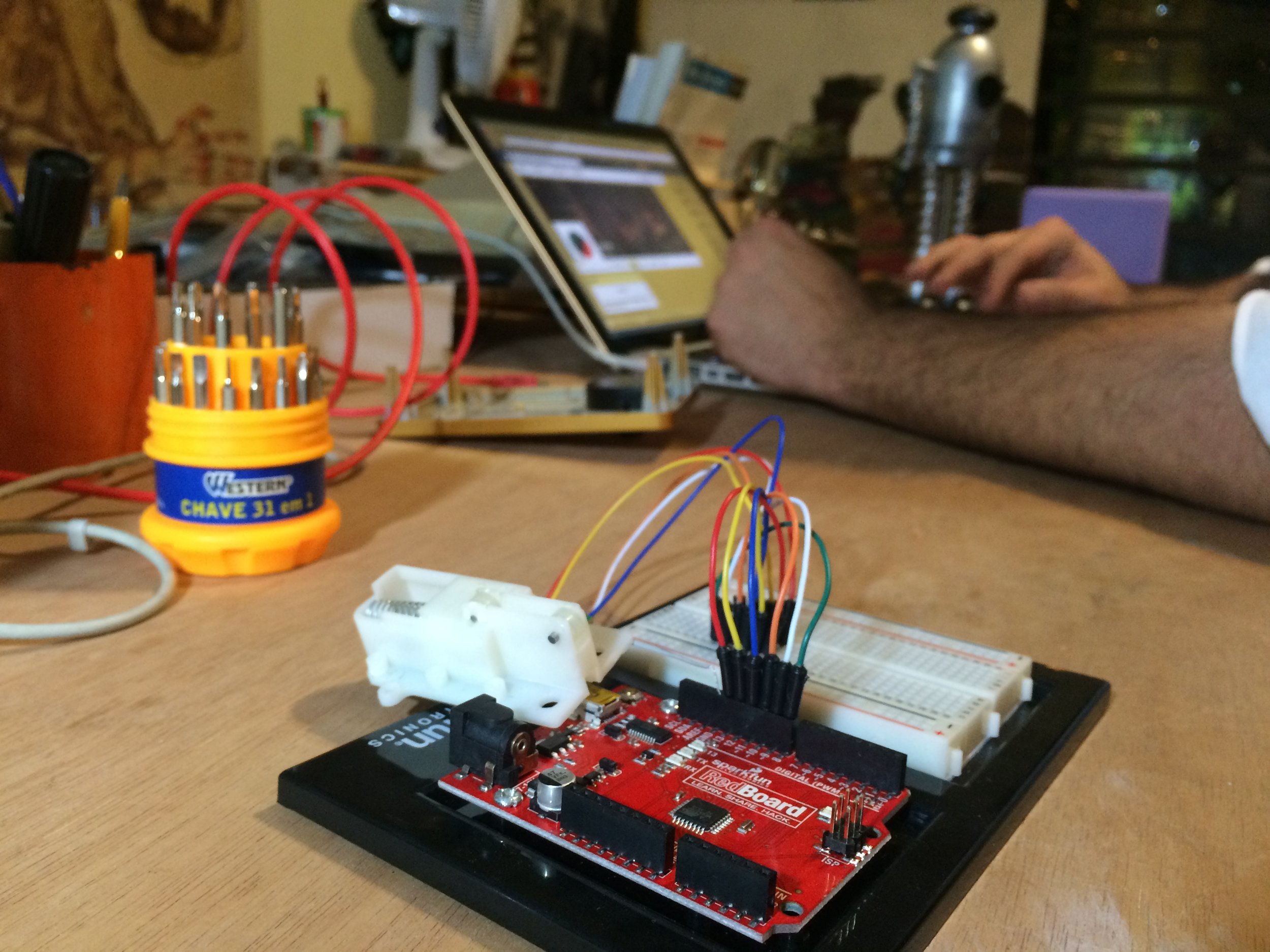 Depois de muito tempo pensando, resolvemos comprar um cofrinho no Ebay e Hackear. O sistema de contagem é impressionantemente simples e eficiente.&nbsp;