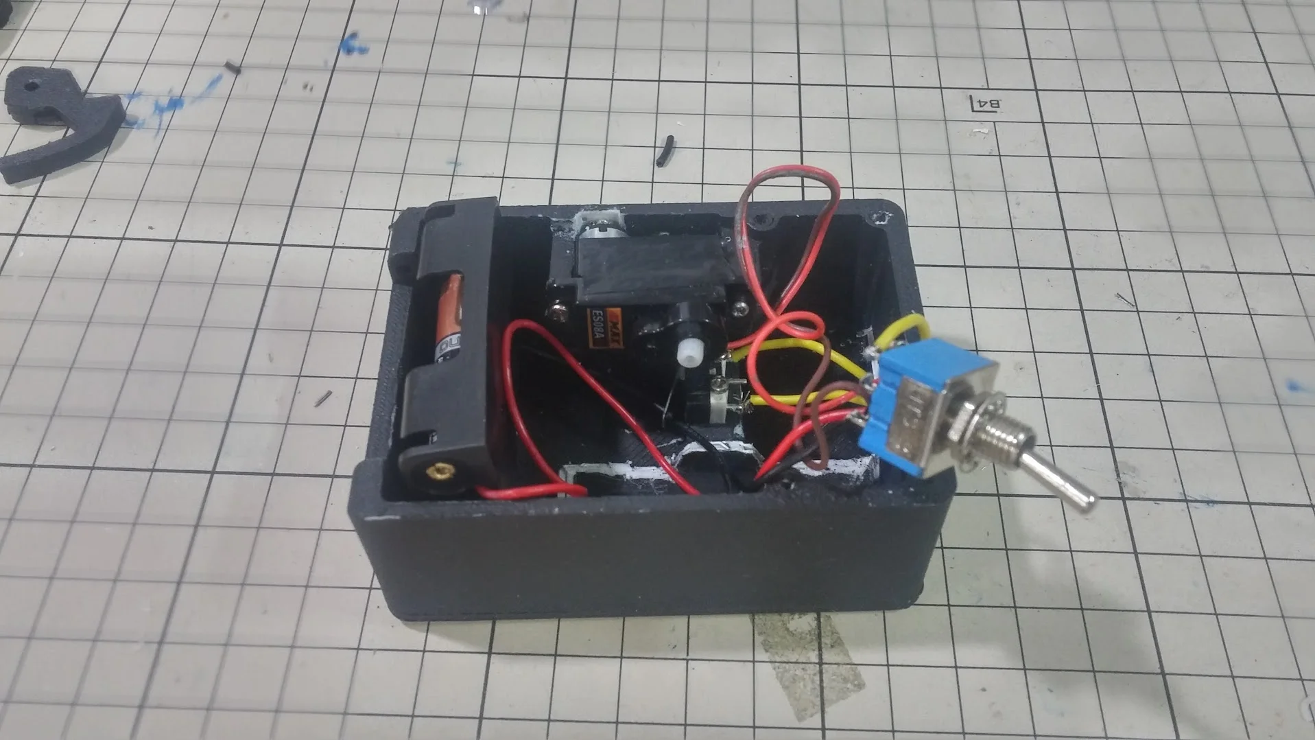 Imprimi na impressora 3D a caixinha, comprei os componentes, soldei, furei, apertei, tudo isso literalmente pra nada :)