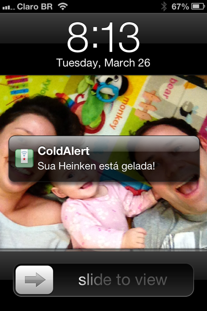 O push enviado no momento que a cerveja gela. O Cold Alert se conectava no Wifi da casa, mesmo dentro da geladeira, o que permitia enviar a notificação para a pessoa em qualquer lugar que ela estivesse. E nós tiramos a cerveja da geladeira :)