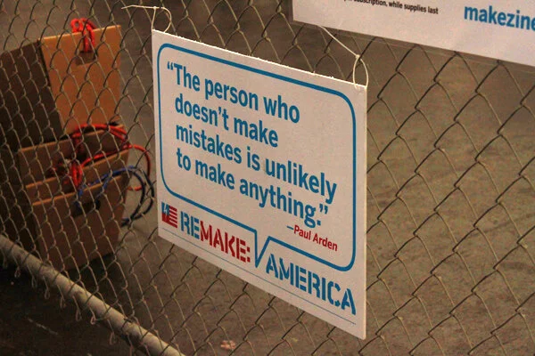 Quando fui pela primera vez no Maker Faire em 2009 , existiam essas placas por todo lado.