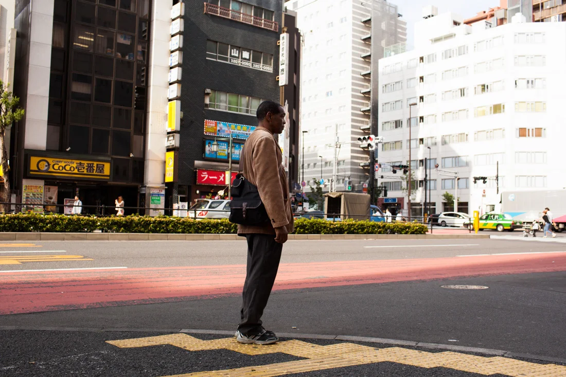   Cela fait 10 ans qu'Ibrahim Diarra, âgé de 60 ans,&nbsp;a quitté le Mali pour s'installer à Tokyo.&nbsp;Marié à Bamako avec une femme japonaise, Ibrahim a du mal à se plier aux mœurs japonaises et n'est plus le chef de famille dans son foyer japona