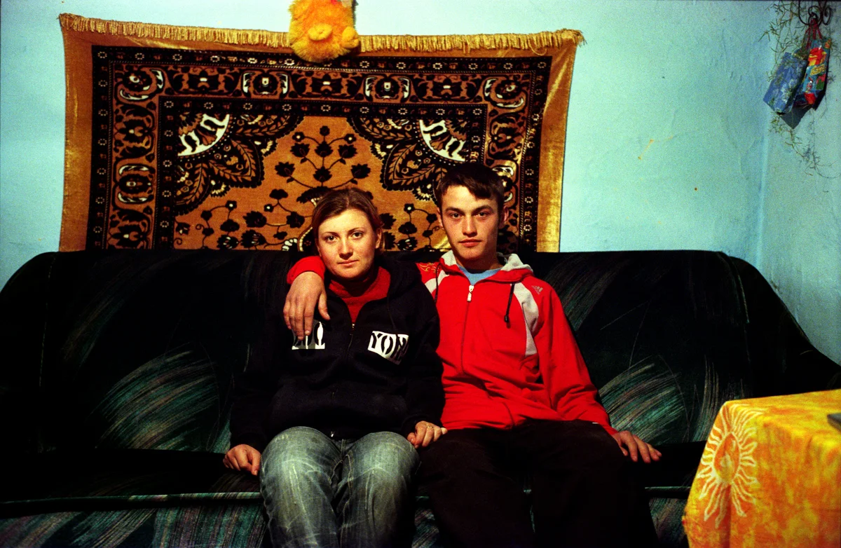  Cristina (16 ans) et George (18 ans) vivent ensemble à Mihai Bravu. Ils auront un bébé dans 7 mois.&nbsp;Avril 2008. 