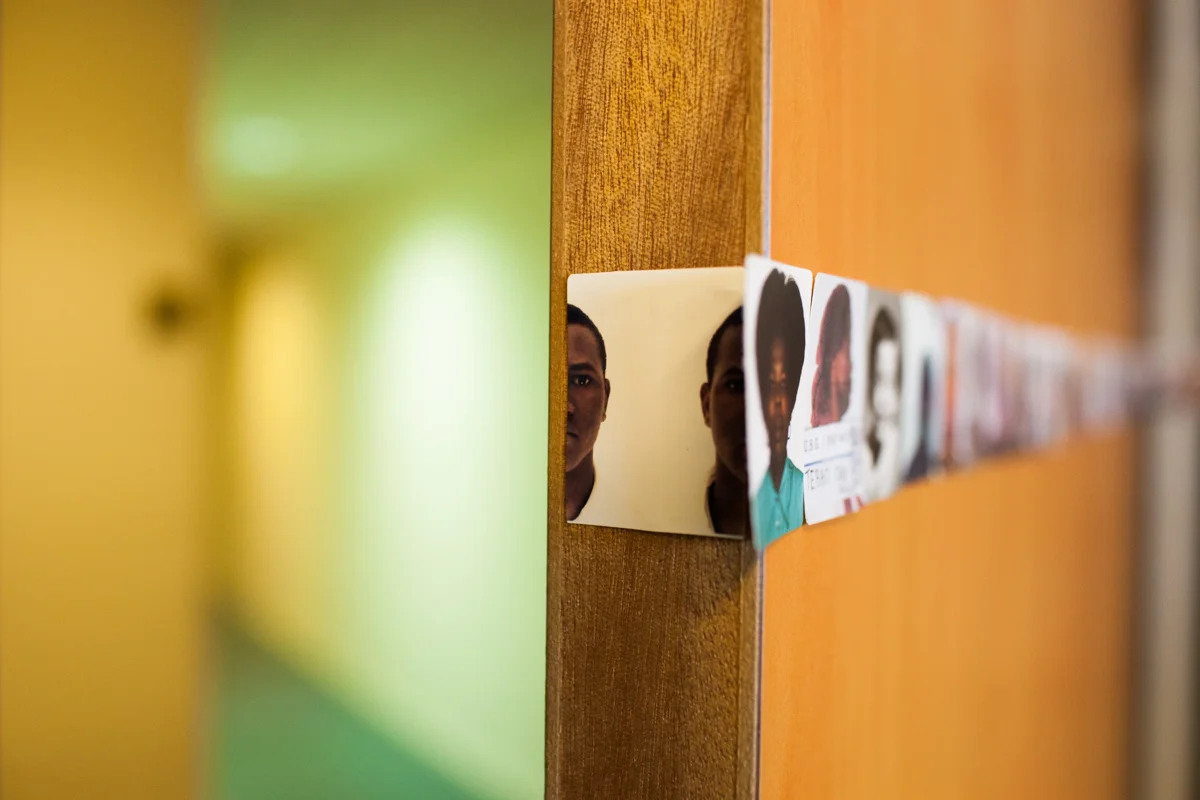  Bureau d'un officier de protection de l'Ofpra. Mars 2014.    *&nbsp;  reportage accessible en HD sur divergence  .  