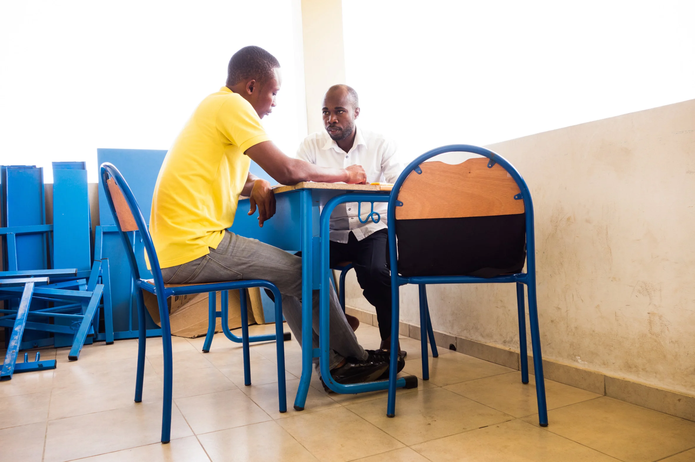  Espace de révision occupé par des étudiants en économie. "Dans certains amphis, il n’y a pas assez de chaises, pas de bancs. Il manque des professeurs. Il y aussi des cours accélérés. On nous demande d’aller faire les recherches sur le "net" mais il