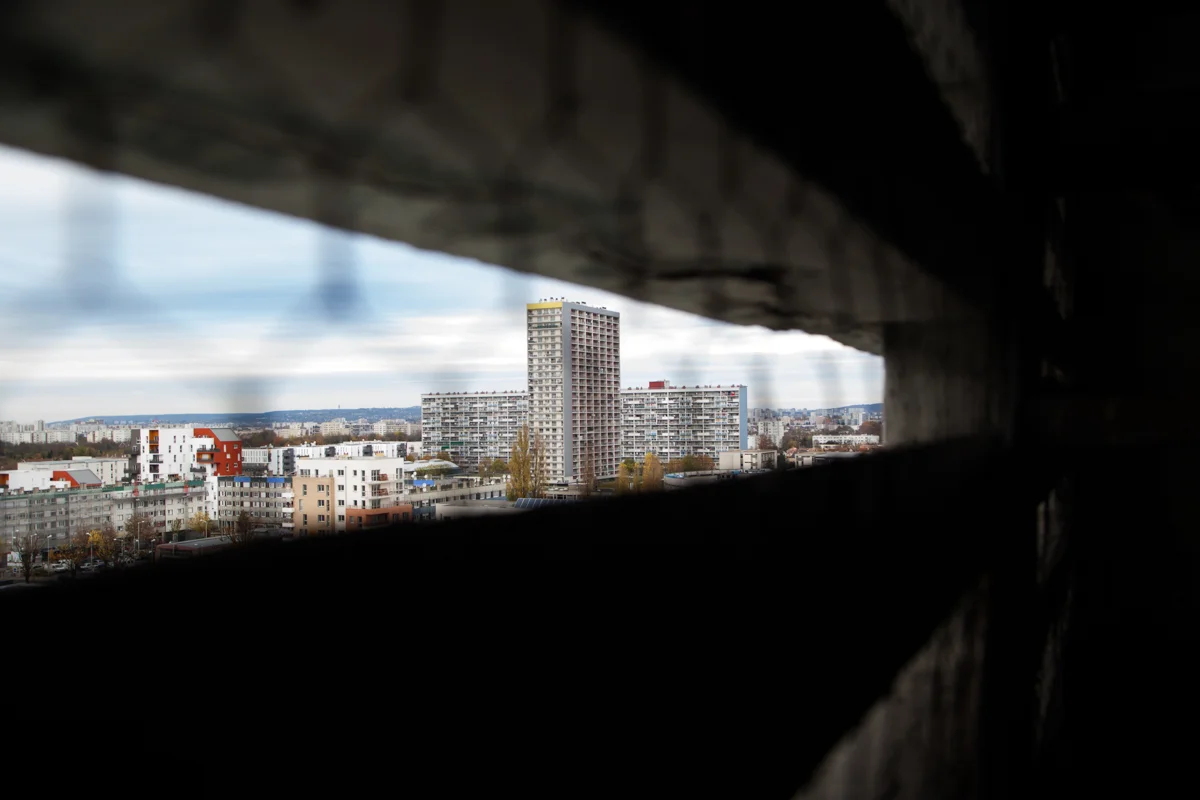   Il y a deux ans, Mebrouka a appris que sa barre de la cité des 4000 à la Courneuve allait être détruite.Semaine après semaine elle regarde ses voisins partir.Ils ne sont plus que 5 naufragés dans cet immeuble fantôme qui surplombe l’autoroute et le