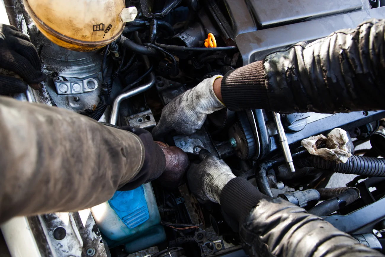 A Aubervilliers, dans le quartier du Landy, tout près du foyer africain de la rue des Fillettes, plusieurs mécaniciens formés en Afrique de l'Ouest proposent leur service à la population. La rue Germaine Tillon abrite l’un des plus grand garage à ciel ouvert d’Ile de France. On repart à même le trottoir. Toutes les cylindrées peuvent être réparées. Chaque mécanicien a sa spécialité, son savoir-faire. Plusieurs clients confient préférer venir ici pour payer moins cher que dans un garage traditionnel. Les réparations seraient aussi de meilleure qualité. Ces hommes aux mains pleines d’huiles ont entre 25 et 45 ans. Arrivés principalement de Côte d’Ivoire du Mali et de la Guinée Conakry, ils connaissent des difficultés pour régulariser leur situation administrative. Leur revenu quotidien varie selon les clients et la tolérance des policiers qui rodent. Parfois, certains confient qu’ils se font confisquer leurs outils par les autorités. A d’autres moments, ce sont les clients qui tentent de partir sans les payer. Malgré tout, ces hommes sont fiers d’exercer ce métier pour survivre à la périphérie de Paris. AUBERVILLIERS, Dimanche 19 avril 2015.