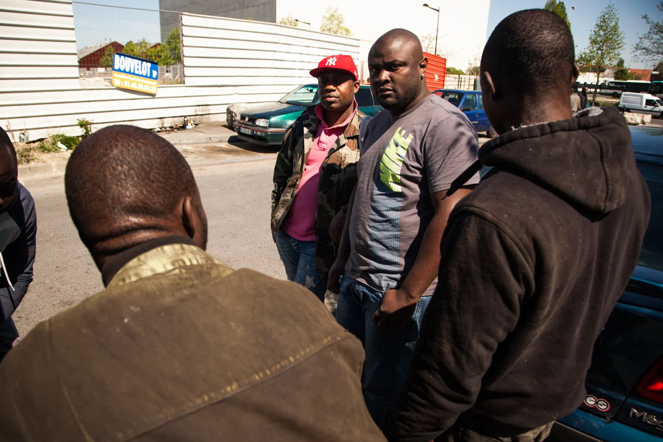 Deux clients venus ici pour faire réparer leur véhicule. L'un d'eux a fait le déplacement depuis la Belgique pour venir ici. AUBERVILLIERS, Dimanche 19 avril 2015.