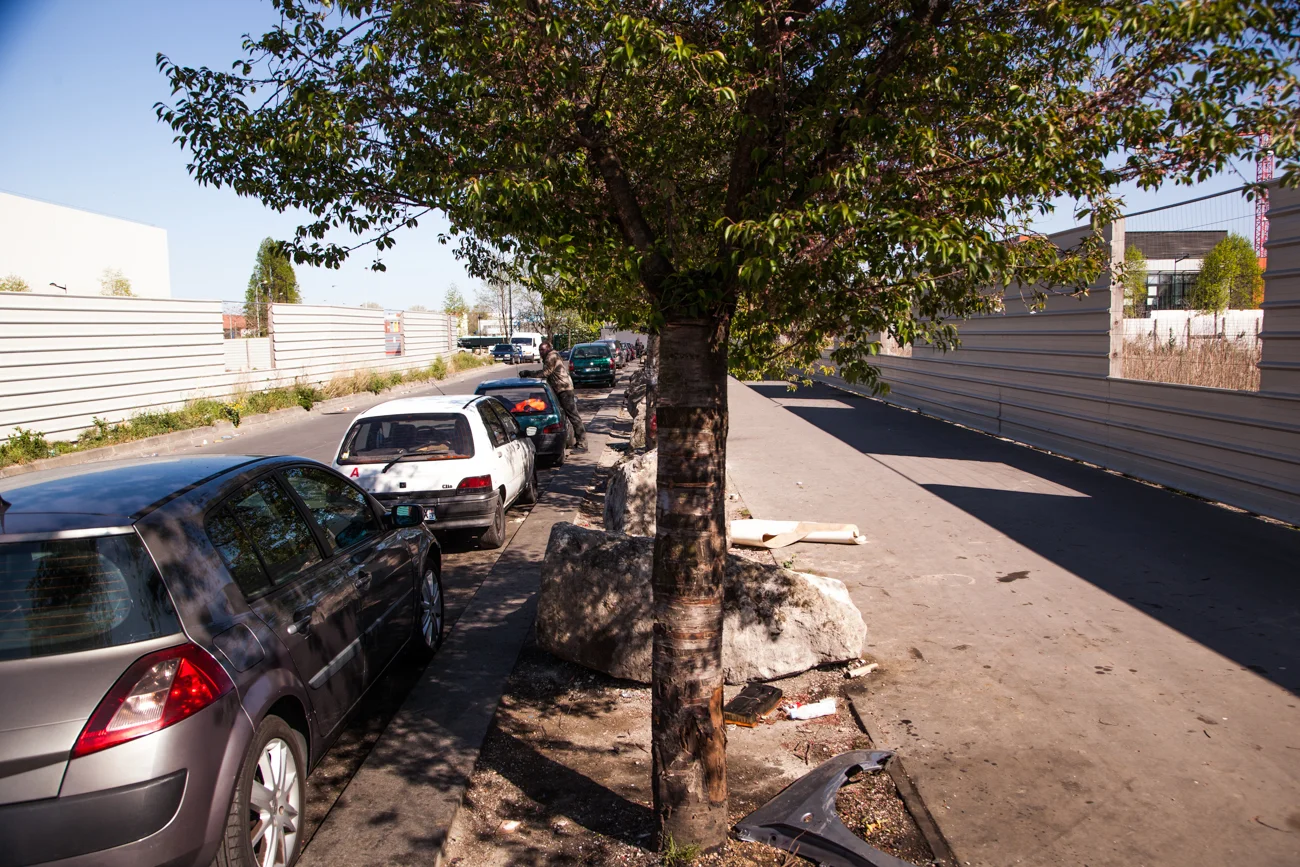 A Aubervilliers, dans le quartier du Landy, tout près du foyer africain de la rue des Fillettes, plusieurs mécaniciens formés en Afrique de l'Ouest proposent leur service à la population. La rue Germaine Tillon abrite l’un des plus grand garage à ciel ouvert d’Ile de France. On repart à même le trottoir. Toutes les cylindrées peuvent être réparées. Chaque mécanicien a sa spécialité, son savoir-faire. Plusieurs clients confient préférer venir ici pour payer moins cher que dans un garage traditionnel. Les réparations seraient aussi de meilleure qualité. Ces hommes aux mains pleines d’huiles ont entre 25 et 45 ans. Arrivés principalement de Côte d’Ivoire du Mali et de la Guinée Conakry, ils connaissent des difficultés pour régulariser leur situation administrative. Leur revenu quotidien varie selon les clients et la tolérance des policiers qui rodent. Parfois, certains confient qu’ils se font confisquer leurs outils par les autorités. A d’autres moments, ce sont les clients qui tentent de partir sans les payer. Malgré tout, ces hommes sont fiers d’exercer ce métier pour survivre à la périphérie de Paris. AUBERVILLIERS, Dimanche 19 avril 2015.