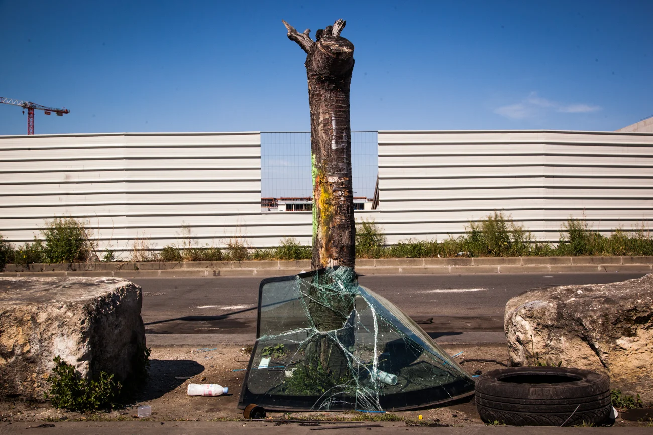 A Aubervilliers, dans le quartier du Landy, tout près du foyer africain de la rue des Fillettes, plusieurs mécaniciens formés en Afrique de l'Ouest proposent leur service à la population. La rue Germaine Tillon abrite l’un des plus grand garage à ciel ouvert d’Ile de France. On repart à même le trottoir. Toutes les cylindrées peuvent être réparées. Chaque mécanicien a sa spécialité, son savoir-faire. Plusieurs clients confient préférer venir ici pour payer moins cher que dans un garage traditionnel. Les réparations seraient aussi de meilleure qualité. Ces hommes aux mains pleines d’huiles ont entre 25 et 45 ans. Arrivés principalement de Côte d’Ivoire du Mali et de la Guinée Conakry, ils connaissent des difficultés pour régulariser leur situation administrative. Leur revenu quotidien varie selon les clients et la tolérance des policiers qui rodent. Parfois, certains confient qu’ils se font confisquer leurs outils par les autorités. A d’autres moments, ce sont les clients qui tentent de partir sans les payer. Malgré tout, ces hommes sont fiers d’exercer ce métier pour survivre à la périphérie de Paris. AUBERVILLIERS, Dimanche 19 avril 2015.