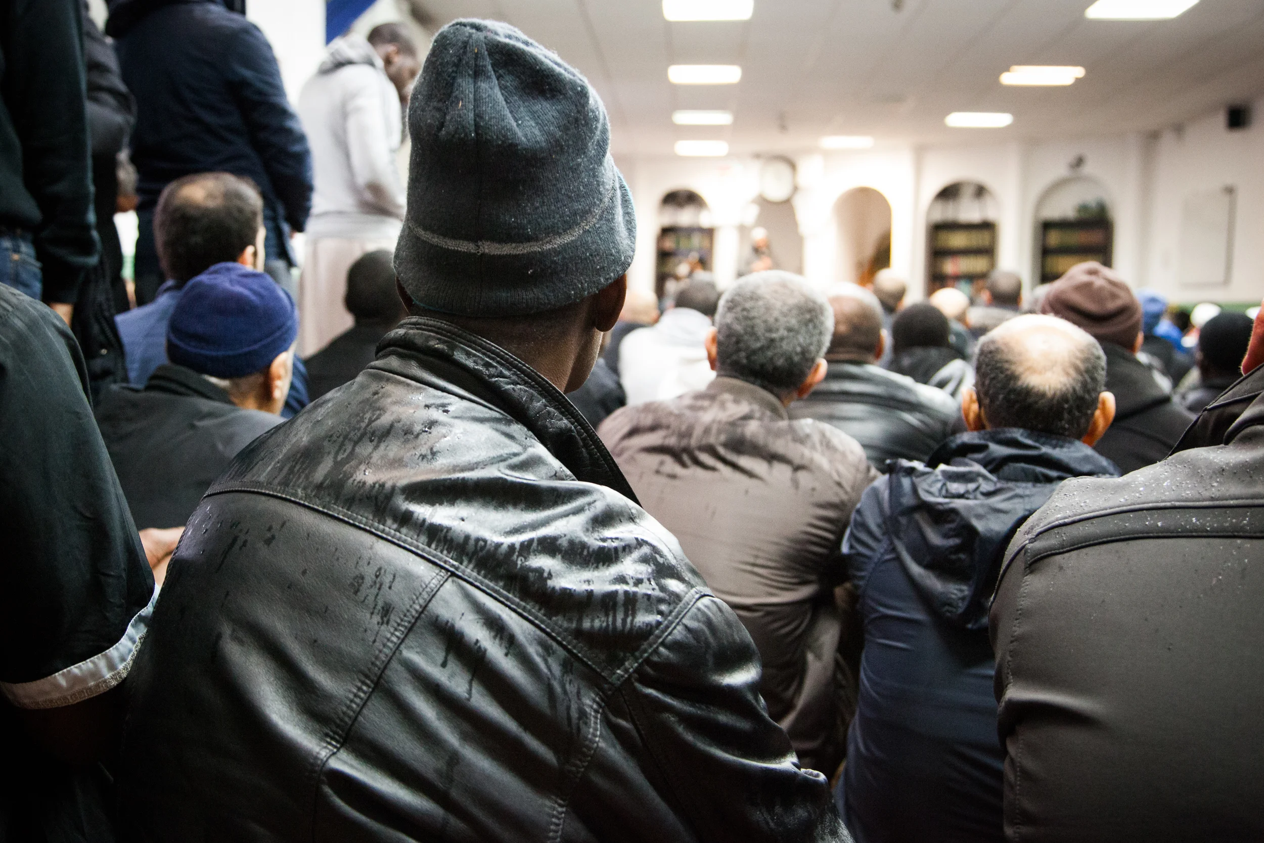  Salle principale de la Mosquée de la Fraternité à Aubervilliers, gérée par l'AMA, Association des Musulmans d'aubervilliers. Vendredi 20 novembre 2015. 