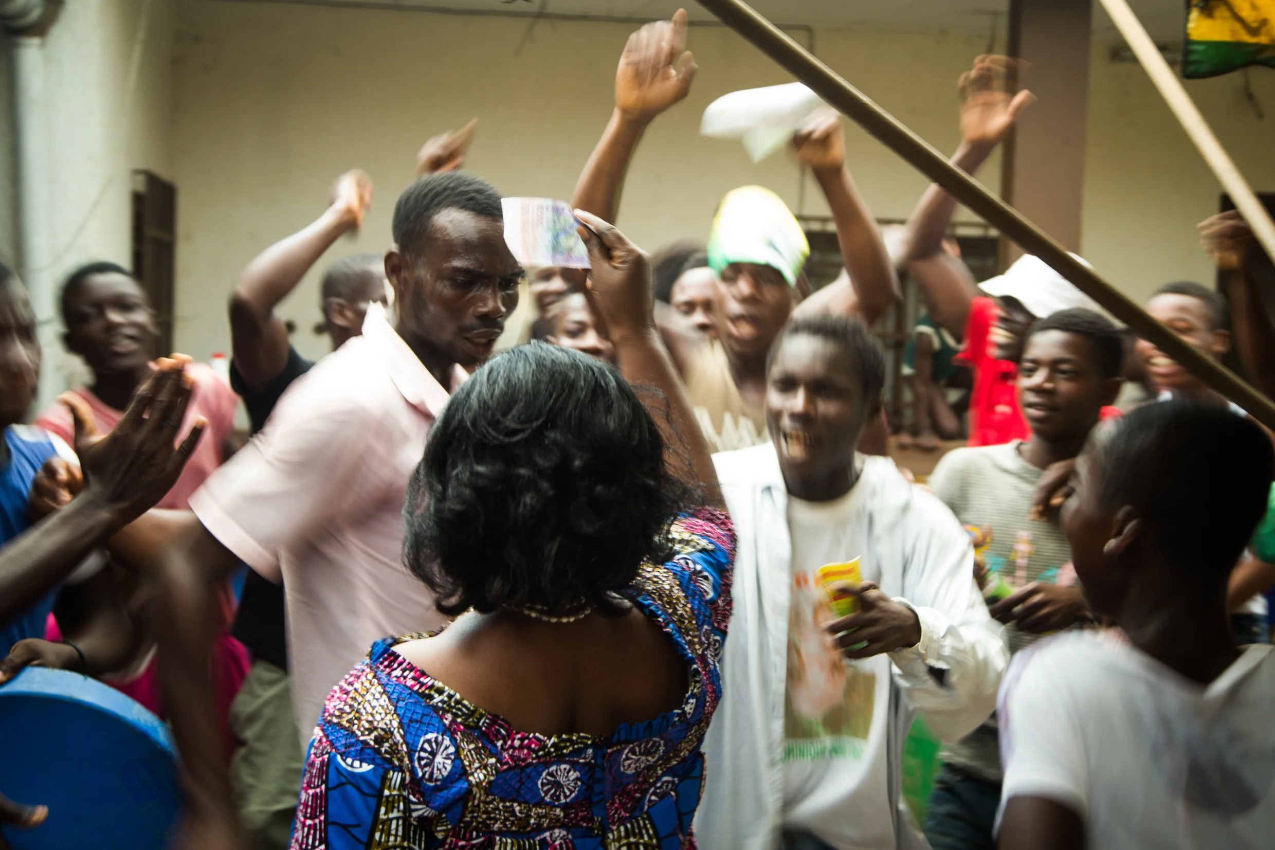  Jeunes venus soutenir le candidat Konan Koudia Siméon lors de son meeting à Songon. Lundi 12 octobre 2015. 