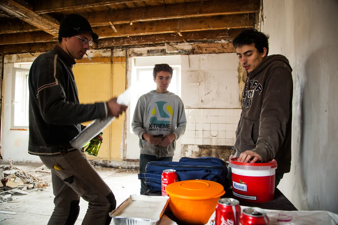   David (à gauche de l’image), 25 ans,refait un appartement qu’il vient d’acheter. Dans 6 mois, c’est sa maman qui sera locataire. «&nbsp;Ça lui coutera moins cher que d’habiter à Bruyères », dit-il. Cela fait plusieurs week-ends que Théo (au centre)