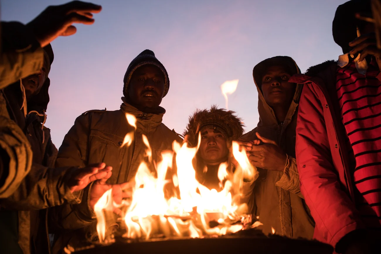 Campement de fortune de réfugiés ( Soudan, Afghanistan, Pakistan...) installé sur l'allée centrale de l'avenue du Président Wilson. Décembre 2016. 