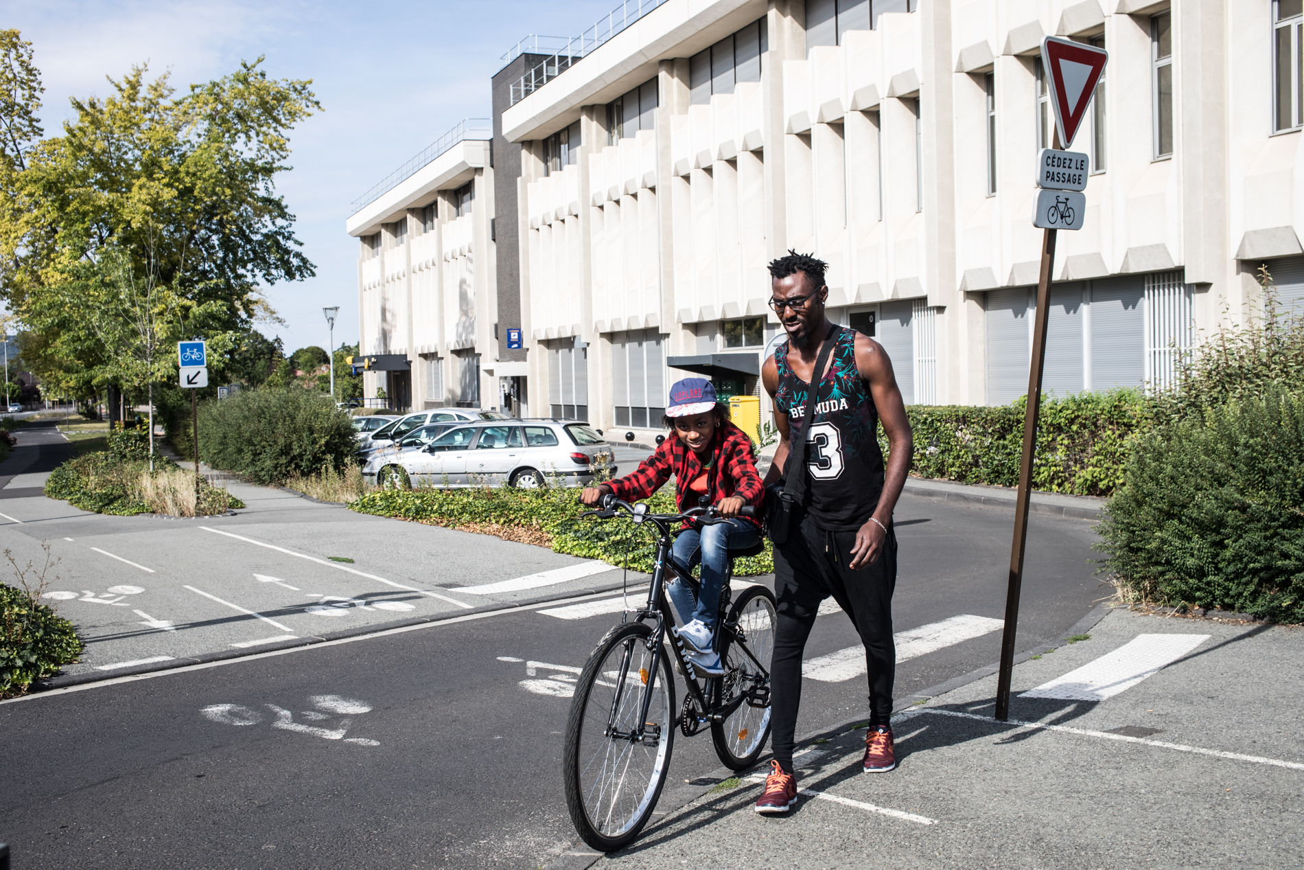  Dora apprend à pédaler avec à l'aide de Paulin, un "tonton" avec qui elle a vécu à Alger. Ensemble, Ils ont traversé&nbsp;la Libye et la mer Méditerranée durant l'été 2016. &nbsp;Septembre 2017. 