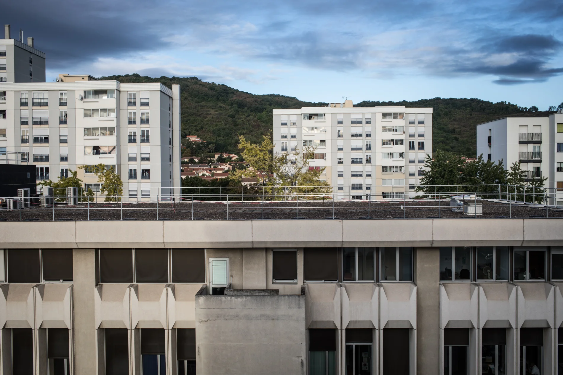  Après avoir vécu 6 mois dans un hôtel à Evry-Courcouronnes,&nbsp;Anne, Dora et Pharell viennent de s'installer en périphérie de Clermont-Ferrand dans un appartement de 3 pièces au 5ème étage d'un ancien bâtiment de la poste. Septembre 2017.       