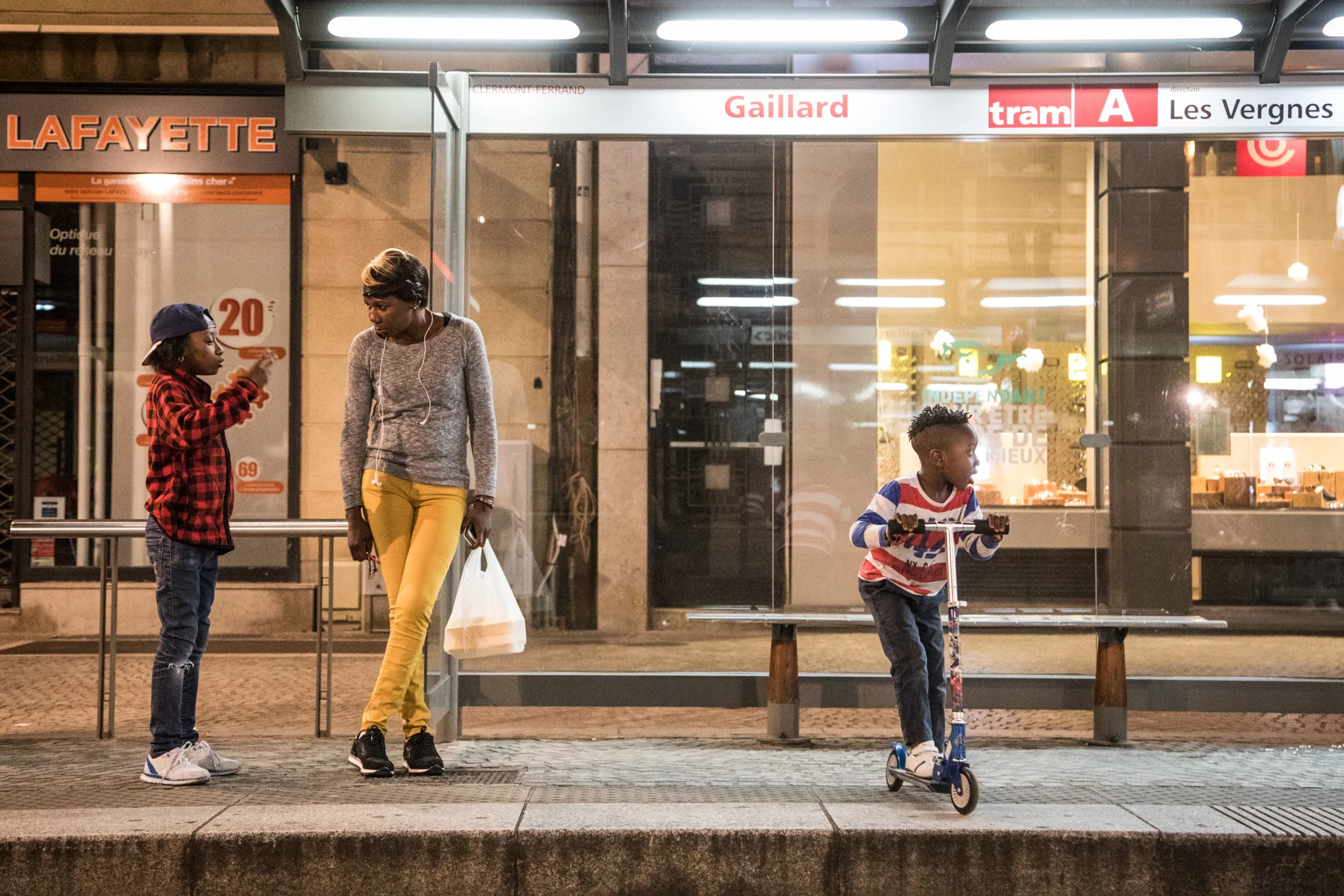  Anne, la mère de Dora et Pharell souhaite qu'ils se couchent tôt pour être en forme lors de leur rentré scolaire. Tous les 3 vivent dans le quartier de la Croix Neyrat en périphérie de Clermont Ferrand. Septembre 2017.&nbsp; 