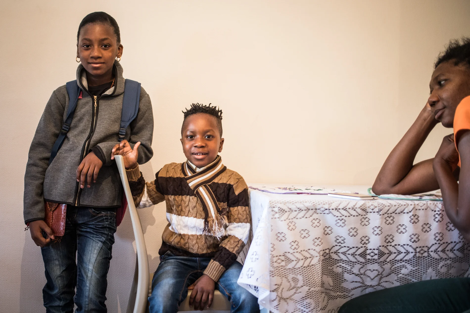  Il est 7H45, Dora et Pharell sont prêts à partir pour leur premier jour d'école. Après s'être occuper d'eux durant tout l'été, Anne va pour voir s'occuper d'elle et de ses démarches administratives. Elle aimerait trouver un emploi et pratiquer un sp
