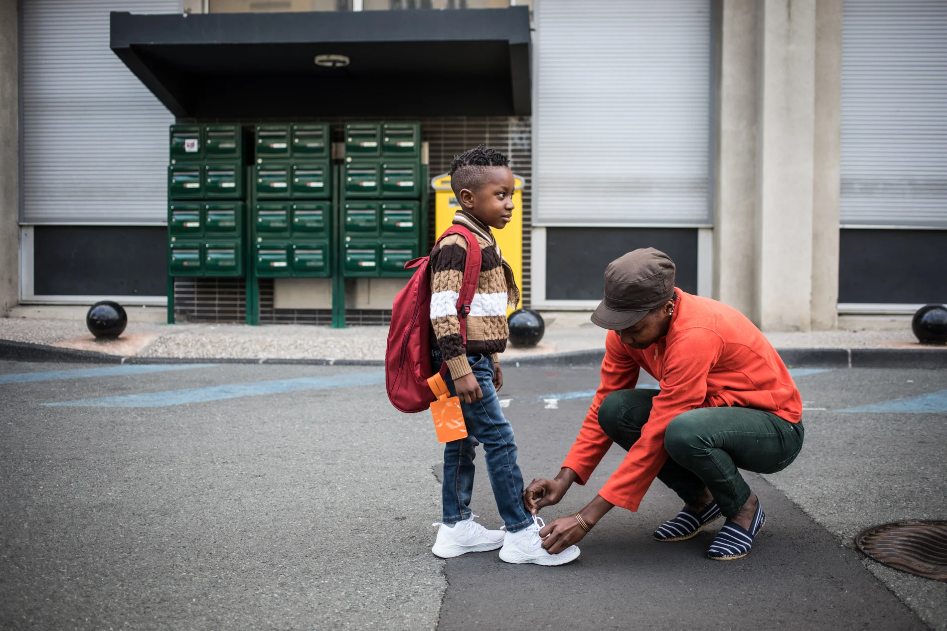  L'école de Pharell et Dora est située à 500 mètres à pied de leur nouveau logement. Quand ils habitaient dans l'Essonne, il fallait compter 2 heures de transport &nbsp;en commun chaque matin. EN Algérie, un mini-bus venait les récupérer en bas de ch