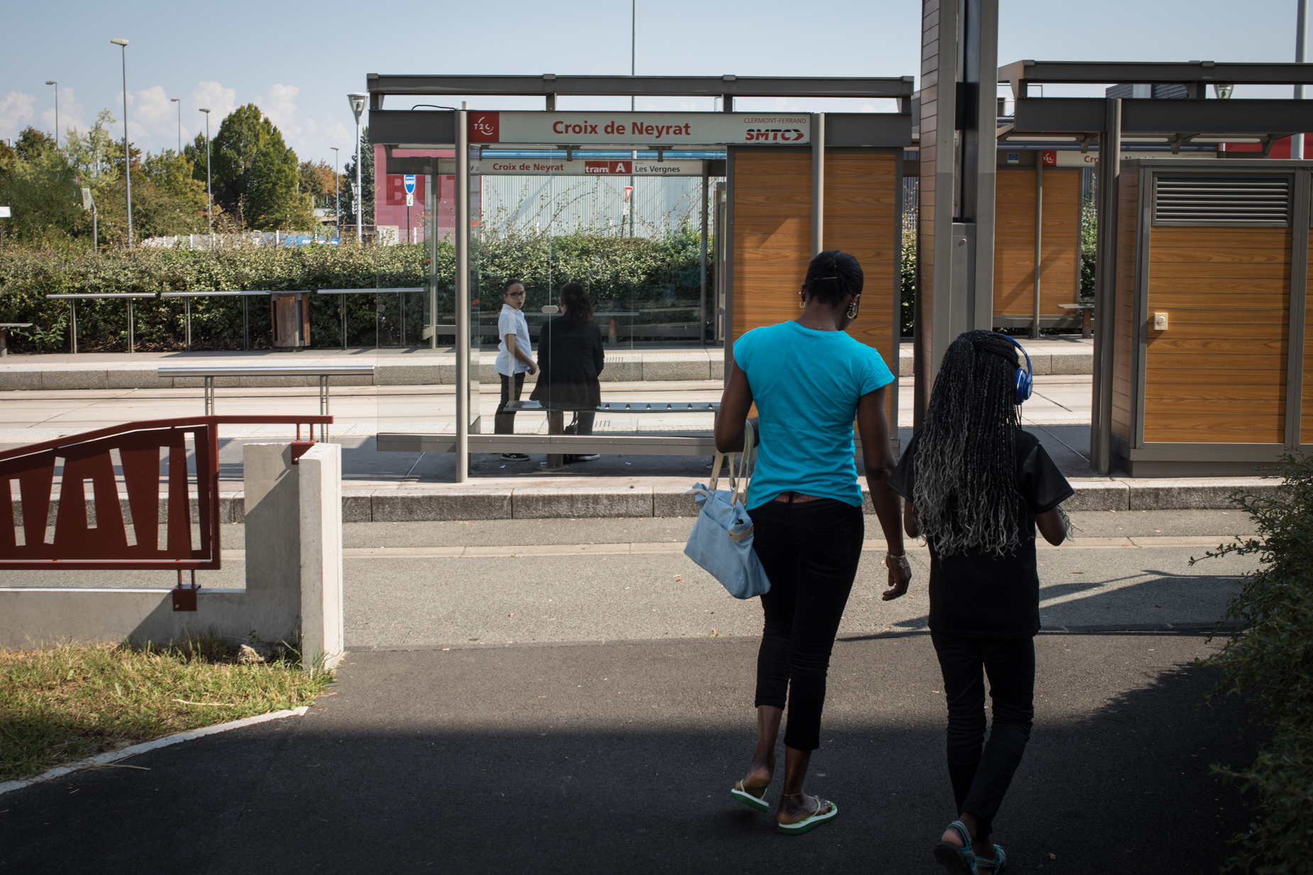    Pendant qu’il s’entraîne, Anne et Dora font des courses au supermarché du quartier. Elles ne peuvent pas trop s’éloigner du secteur pour se balader plus. Il faudra revenir récupérer Pharell dans deux heures. Mercredi 19 septembre 2018 