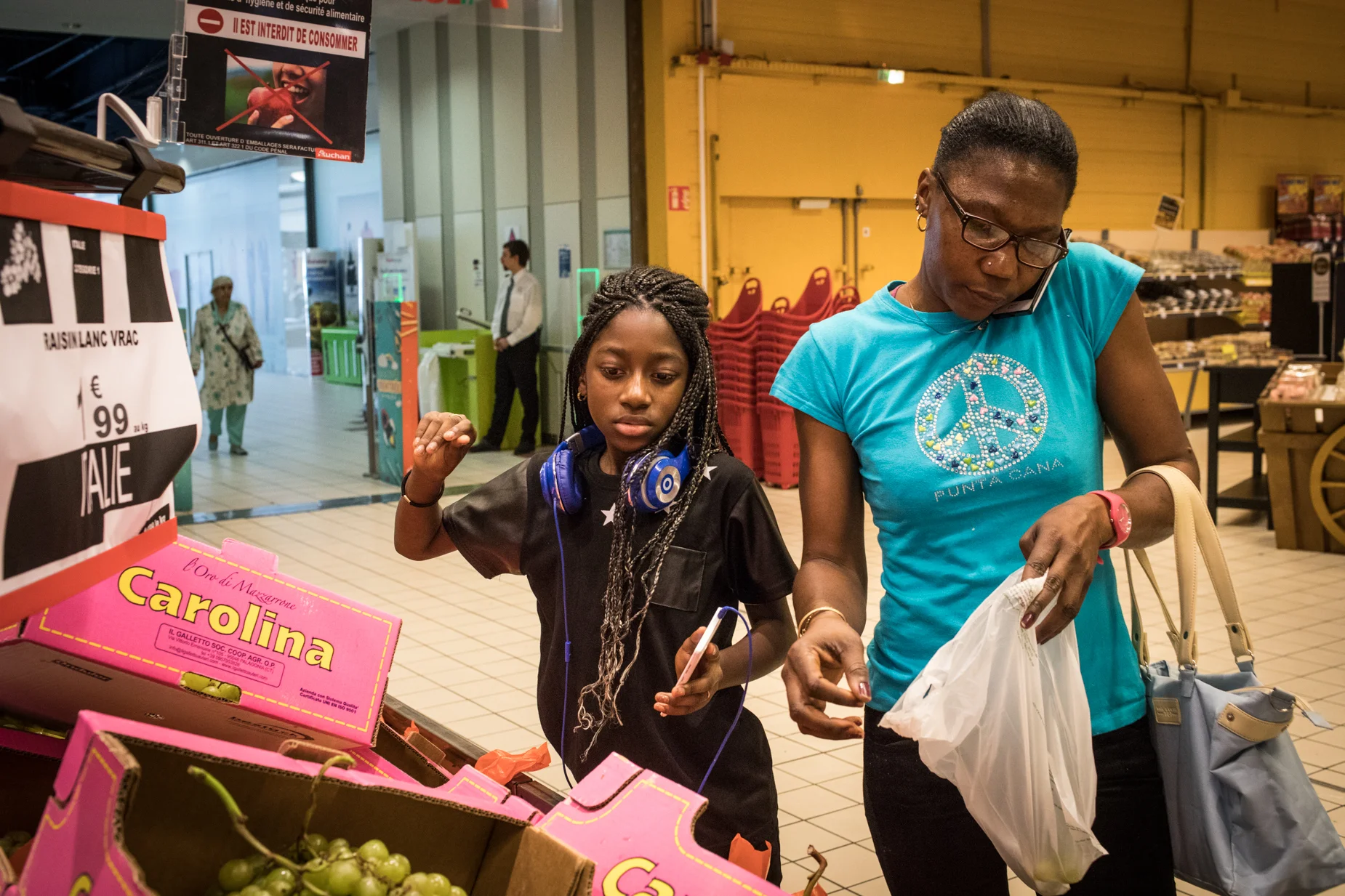  Anne propose à Dora de choisir des grappes de raisins mûrs. Un de ses fruits préférés. Mercredi 19 septembre 2018 