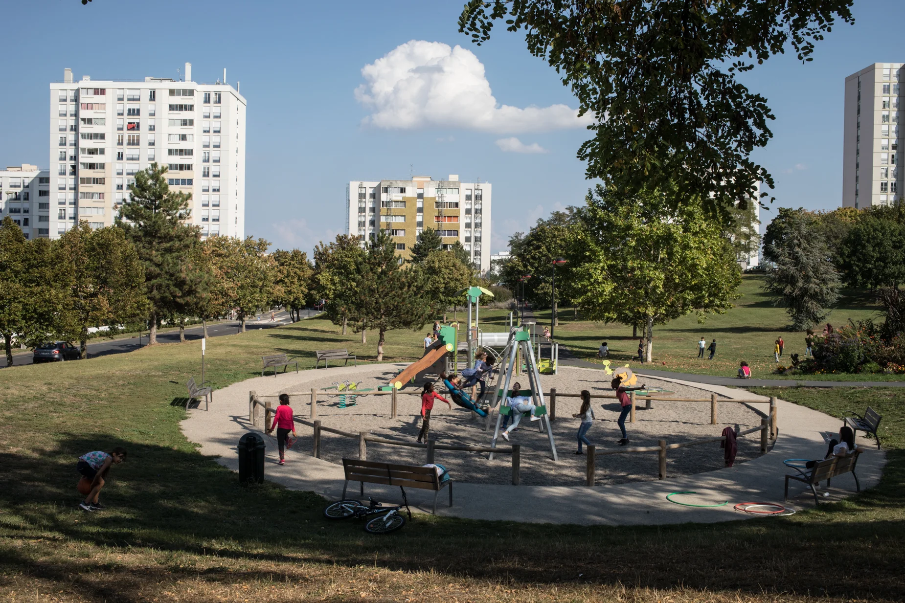  Pharell et Dora ont pris leurs habitudes au parc de la Croix-De-Neyrat. Ils adorent ce balancer sur un pneu géant. Mercredi 19 septembre 2018 
