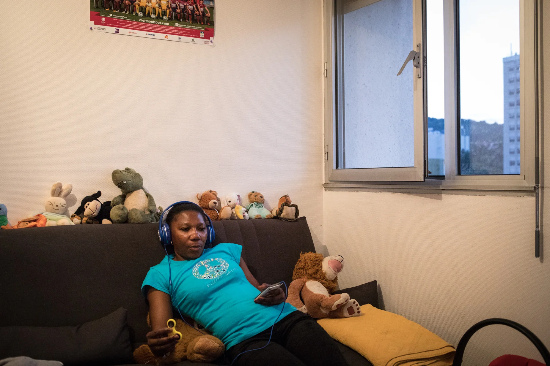  Il est 20H30. Les enfants ont mangé. Ils dessinent une dernière fois avant d’aller se coucher. Anne se repose en téléphonant à ses amis devant la télévision. « A chaque jour suffit sa peine » me dit-elle. 