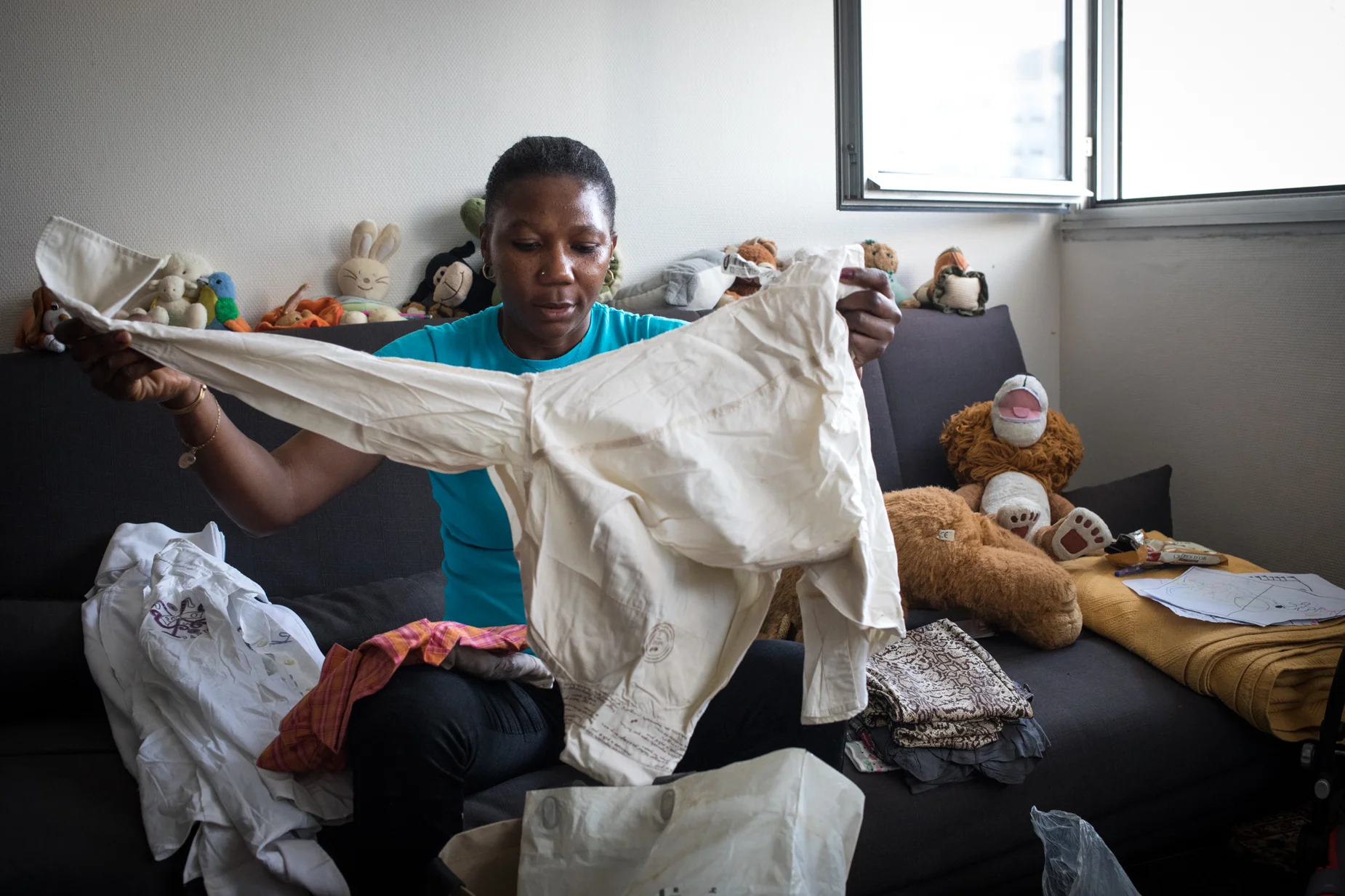  « Votre père m’aime les enfants ! Il a tout envoyé même ce qui n’a pas de sens. Il mérite de nous rejoindre en France » confie Anne. Elle vient de récupérer ces derniers vêtements, conservés précieusement en Algérie par Fabrice, son mari.Mercredi 19