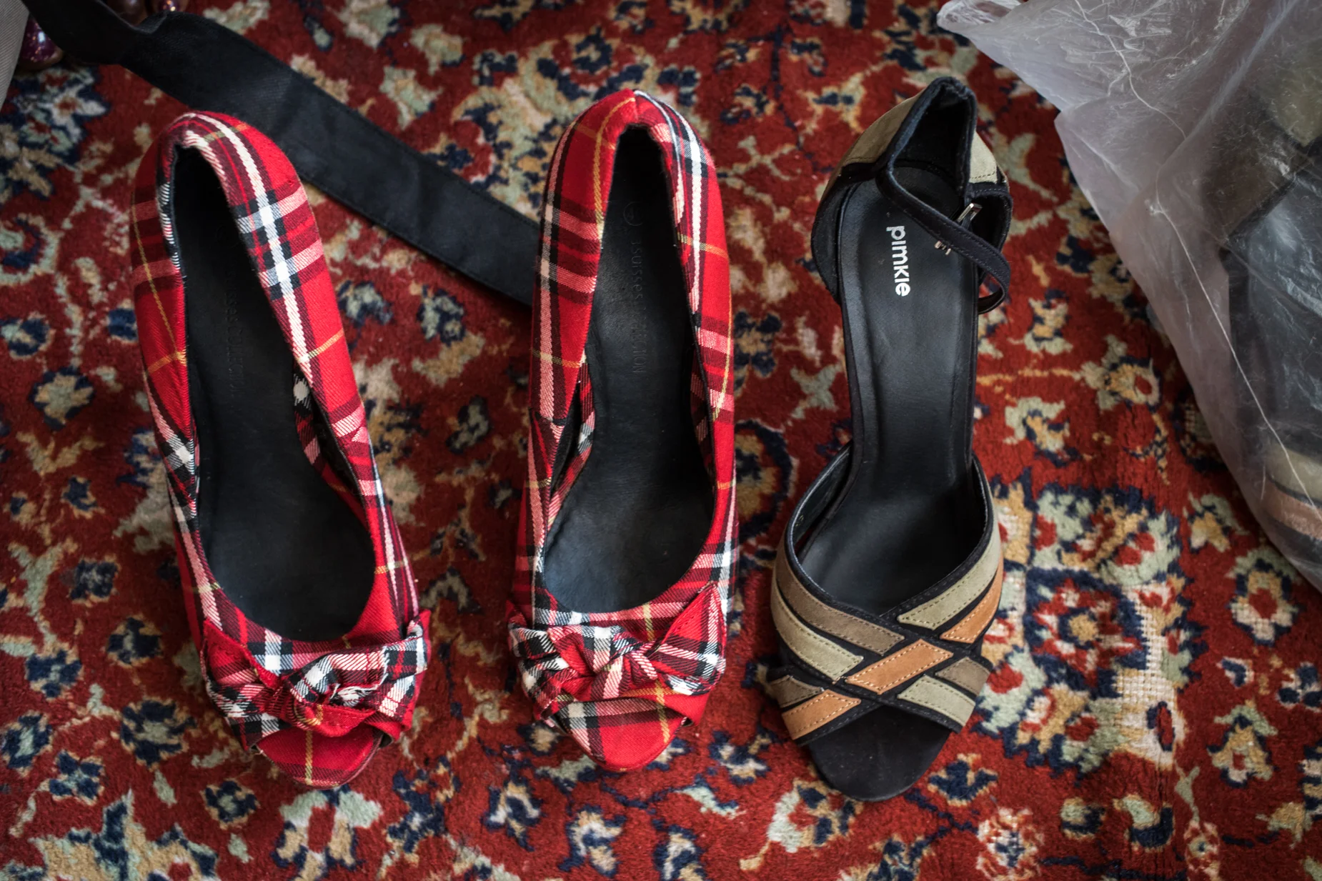  Anne se souvient d’avoir acheté ses chaussures à talons, 150 euros la paire. «Des chaussures neuves, portées seulement deux fois en Algérie » se remémore t-elle. 