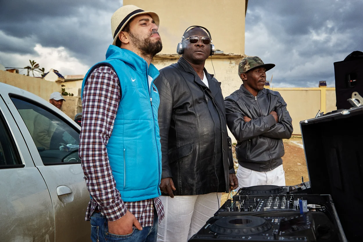  Mouss’, DJ algérien (veste bleue), est régulièrement sollicité par la communauté camerounaise pour assurer l’ambiance musicale comme ici lors d’un tournoi de football. Alger. Janvier 2015. 