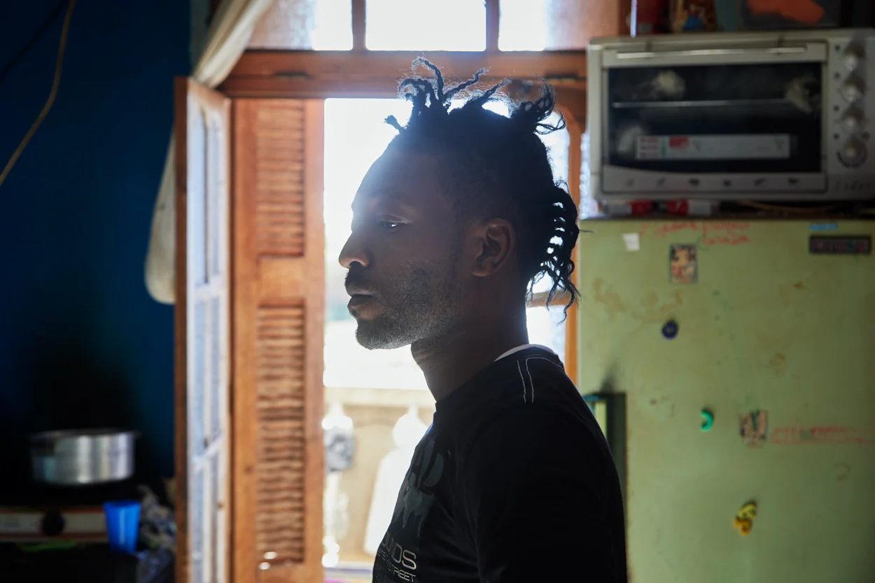  Depuis que Rodrigue a quitté Derwisha, il vit dans une grande maison à El Biar, un chantier en réalité, sur lequel il est chargé du revêtement d’enduit et de la peinture. Rodrigue dort mieux depuis qu'il est arrivé ici. Chaque week-end, il se rend à