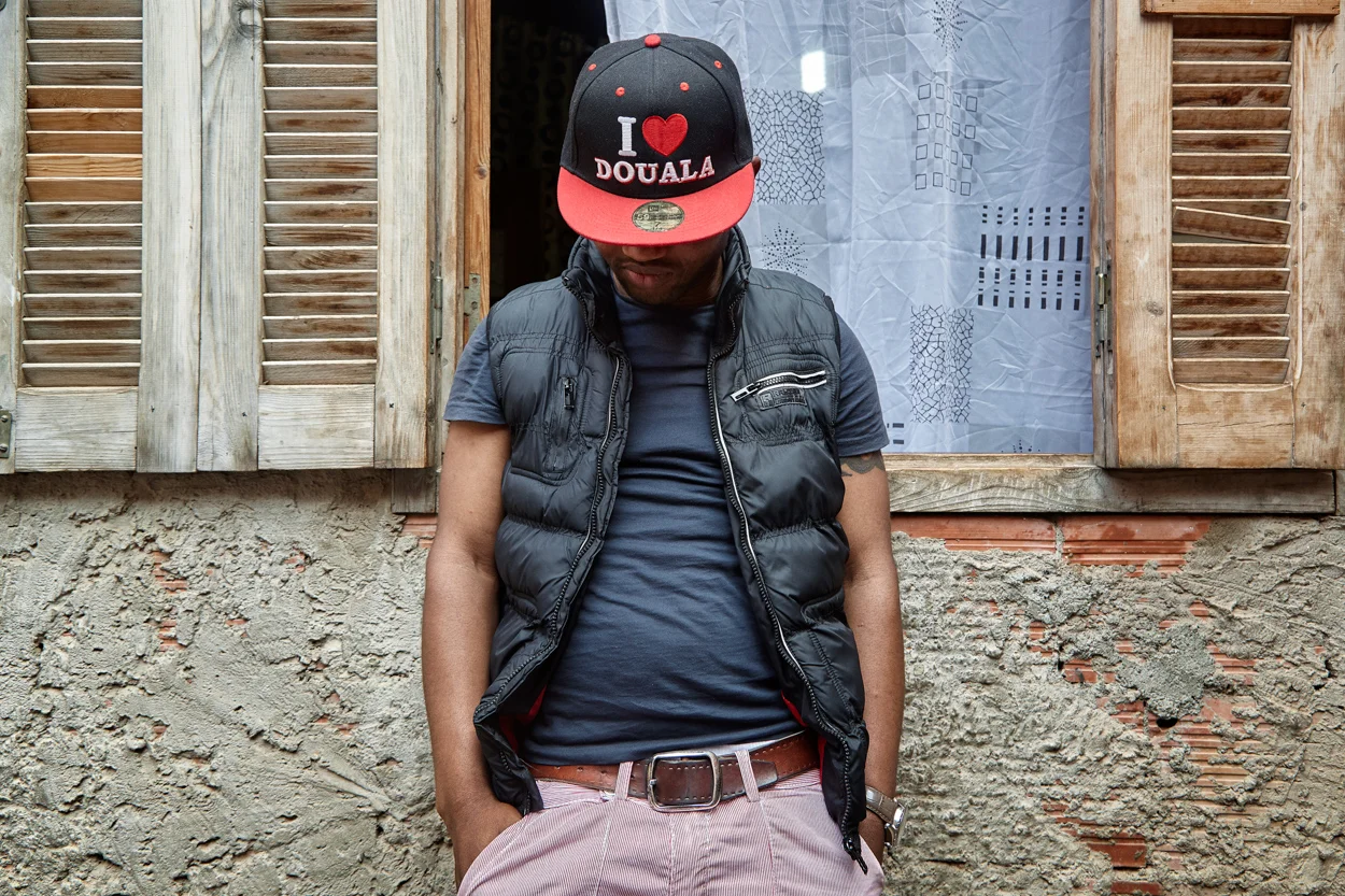  Dans un quartier en construction vivent une cinquantaine de migrants. Ici, la majorité des résidents sont originaires du Cameroun comme D., un résident de Derwisha qui souhaite conserver l’anonymat. Aïn Benian. Mai 2015.   