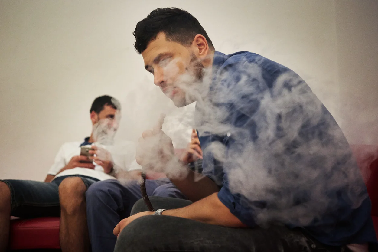  Walid, Hassan, Obeida, Abdou, Mohad, Rachid, Houdeifa et Midou à la fin de la première journée de l’Aïd. Il est 2 heures, Ils refont le monde. Demain c’est encore férié. Bologhine . Septembre 2016.   