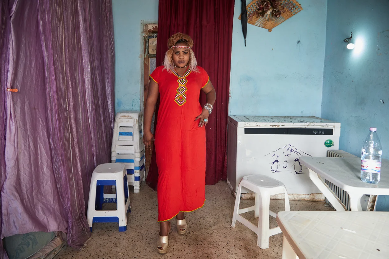 Stella vit à Derwisha. Pour s’occuper, elle navigue sur les réseaux sociaux. Il est difficile pour les femmes migrantes de trouver du travail alors, parfois, elle coiffe ou cuisine pour les autres. Septembre 2016. Aïn Benian. 