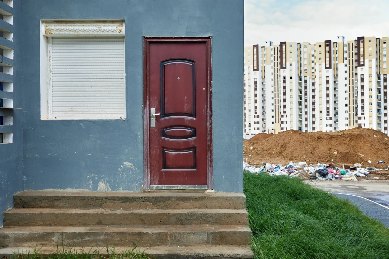  Sidi Abdellah est une nouvelle ville crée dans la commune de Mahelma dans la banlieue sud ouest d’Alger. C’est un gigantesque chantier dont seule une petite partie est habitée .Ici, la plupart des ouvriers journaliers sont des migrants subsahariens 