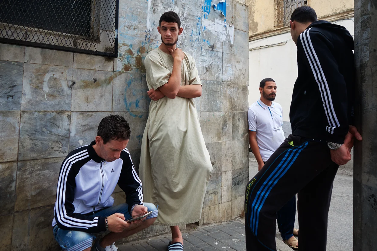  Wassim, Abdelak, Walid et Midou dans la rue principale de Bologhine. Tout le monde ici a un emploi, voire deux."Mon rêve ? Avoir un travail stable, un logement et une voiture", raconte Wassim. Janvier 2015. Bologhine. 