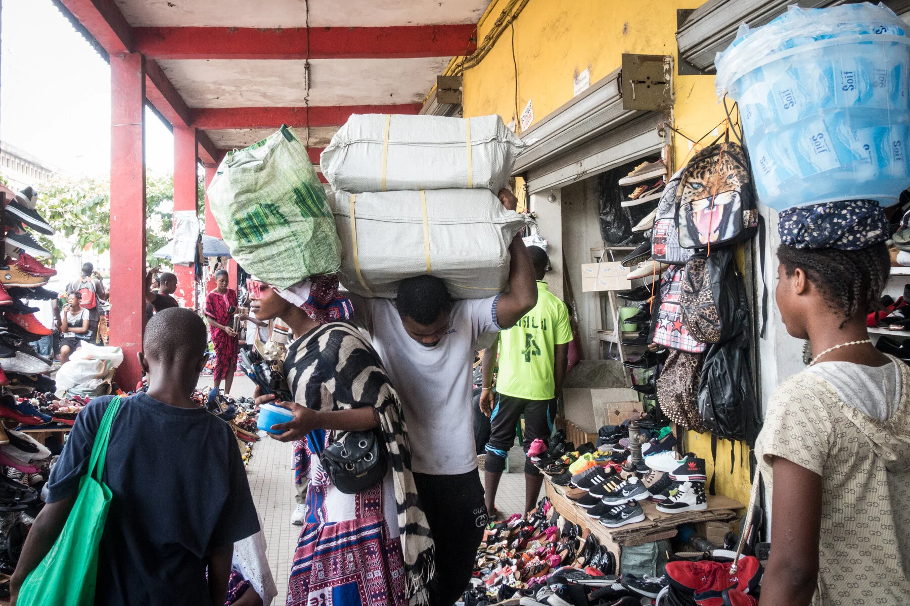  Au marché Mboppi de Douala, les commerçants chinois vendent des copies de vêtements de marque en tout genres et en grande quantité. Mai 2019.  