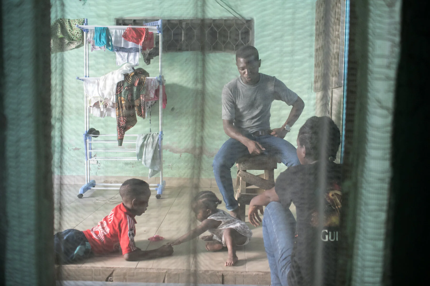  Visite des cousins de Rodrigue chez sa sœur Béatrice. On refait le monde et échange les nouvelles de Yaoundé, le temps de préparer le déjeuner. Mai 2019. Douala.  