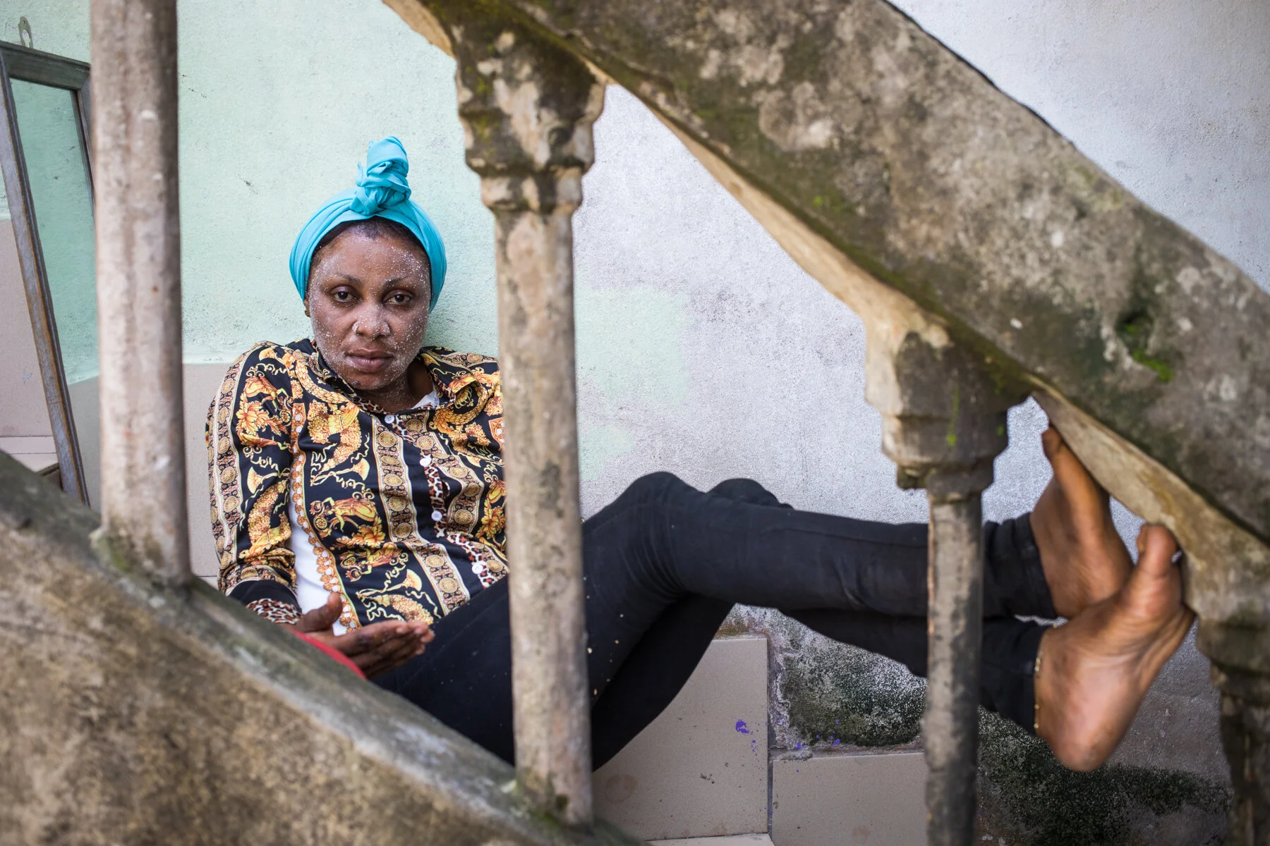  Morgane est surnommée « la reine mère ». Proche amie de Rodrigue et partenaire dans le travail. Elle était son contact de référence pendant son périple au Maghreb. Mai 2019. Douala.  