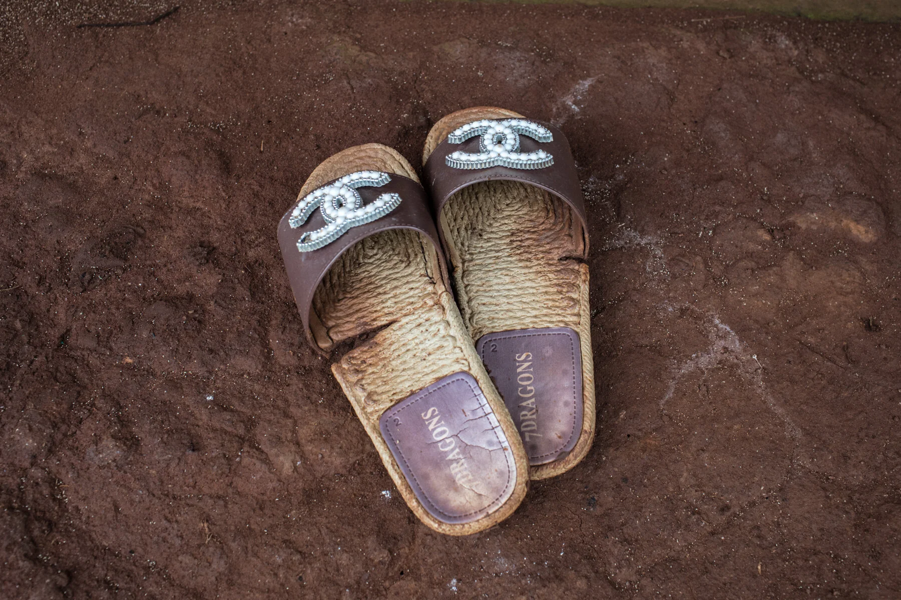  Claquettes de Marion, la voisine de Rodrigue. Elle lui loue son poulailler pour compléter ses revenus. Mai 2019. Yaoundé. 
