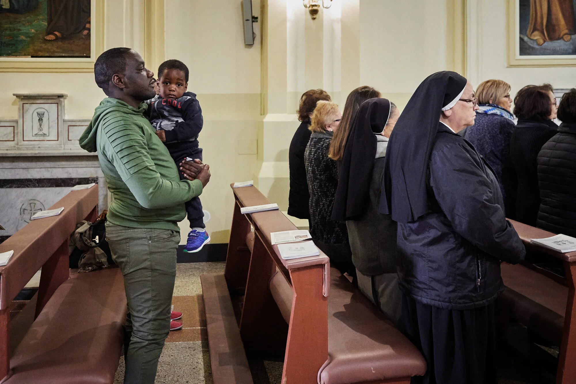  Le dimanche, Pascal et sa famille se rendent à l’église du quartier  pour la messe. Pour eux, c’est un lieu de socialisation. Olga fait partie de la chorale, Audrey est enfant de chœur. Pascal a décroché certains de ses jobs via le bouche-à-oreille 