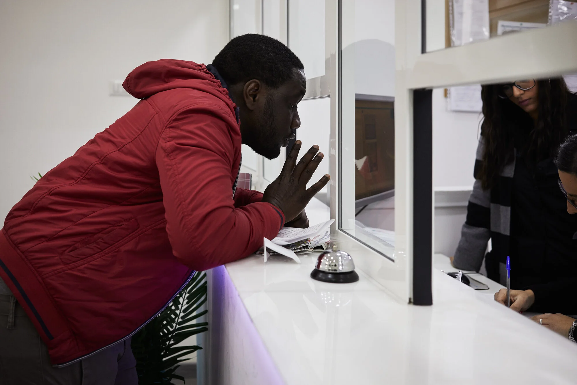 Après quelques minutes d’explications en italien, il réussit à s’inscrire à une formation de barman qui va durer un mois. L’opportunité d’acquérir de nouvelles connaissances et d’obtenir un certificat italien.  Pascal n’aime pas rester les bras croi