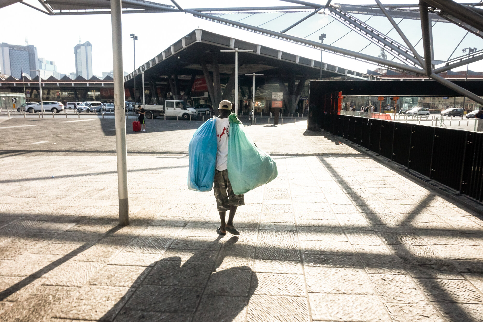  Commerçant ambulant, Piazza Garibaldi. A Naples, l’activité de « travailleur autonome » est répandue au sein de la communauté migrante. Statut pris en compte par la chambre de commerce, il est nécessaire pour espérer renouveler son titre de séjour e
