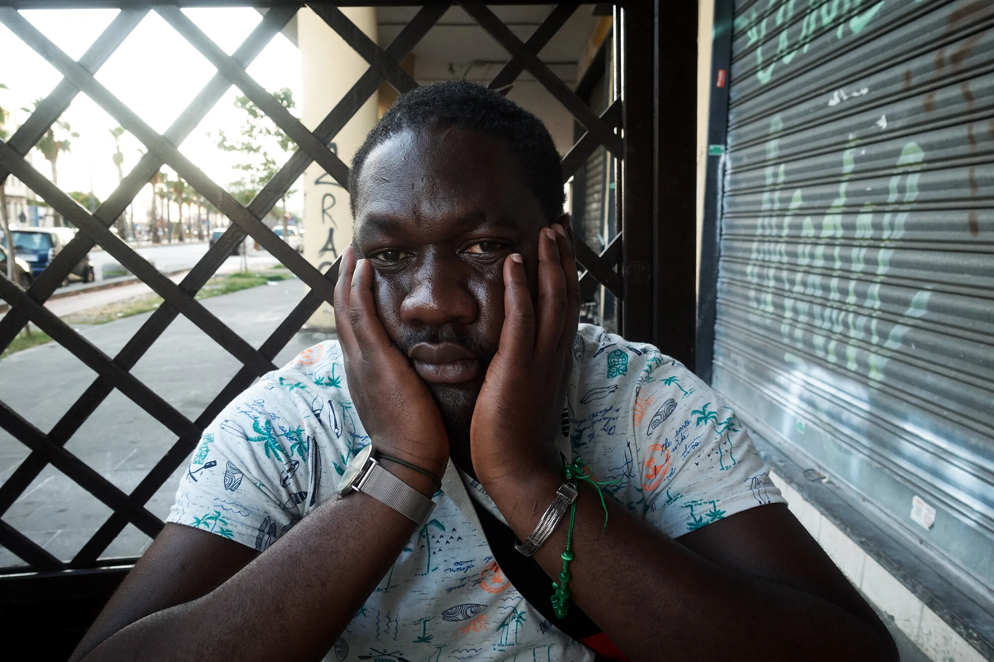  Pascal vient d’apprendre qu’il n’a pas obtenu son permis de conduire qu’il vient de passer deux jours avant. Il est dépité à l’idée de devoir annoncer cette nouvelle à sa famille. Naples. Juillet 2019. 